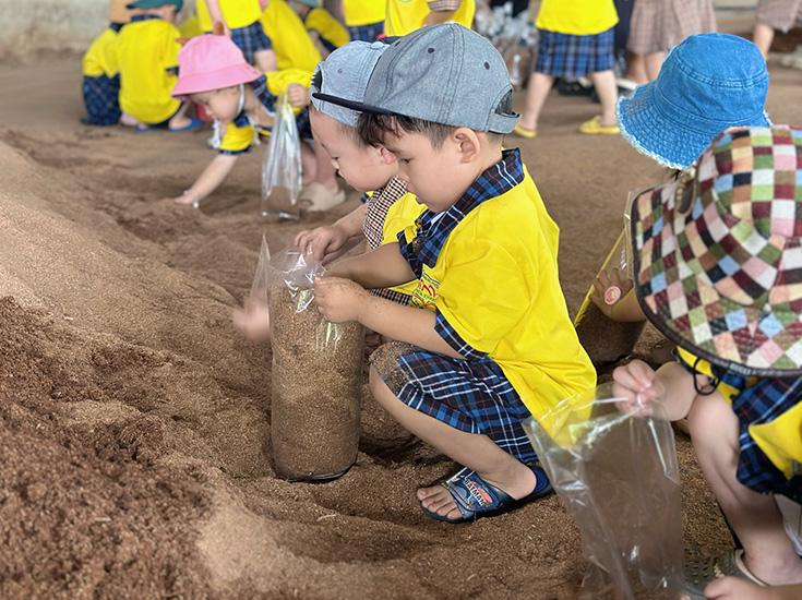 Trải nghiệm đóng bịch phôi nấm - Trở thành nông dân nhí tại Làng Nấm Thành Đồng